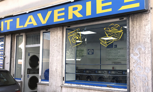 Laverie automatique Montreuil 93 - rue de Romainville - Entrée et Vitrine Machine 7 13,5 et 18 kg