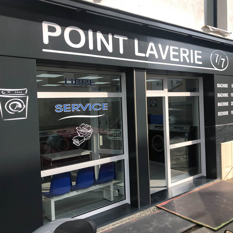 Laverie automatique Montreuil 93 - 68 rue Emile Beaufils - Entrée et Vitrine Machine à laver 8 à 20 kg